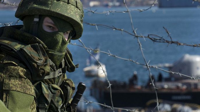 Ruský voják kontroluje přístav Sevastopol Ruský voják kontroluje přístav Sevastopol
