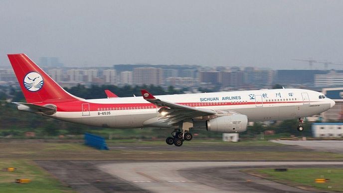 Airbus A330 Sichuan Airlines přistává na letišti v Čcheng-tu Airbus A330 Sichuan Airlines přistává na letišti v Čcheng-tu