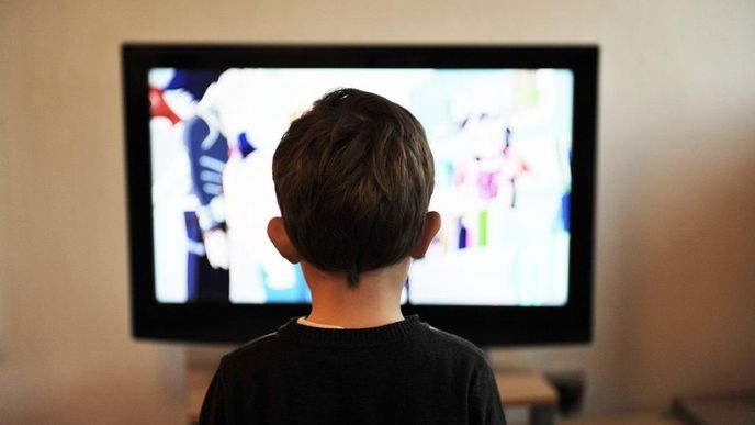 Dítě sleduje televizi. Dítě sleduje televizi.