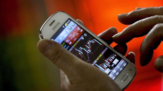 Investor sleduje akciové grafy Investor sleduje akciové grafy