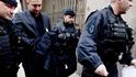 Policisté odvádějí spoutaného advokáta Ivo Halu (druhý zleva) z policejního sídla na pražském Perštýně Policisté odvádějí spoutaného advokáta Ivo Halu (druhý zleva) z policejního sídla na pražském Perštýně