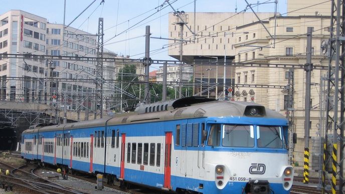 Jednotka 451.059 "pantograf" na pražském hlavním nádraží Jednotka 451.059 "pantograf" na pražském hlavním nádraží