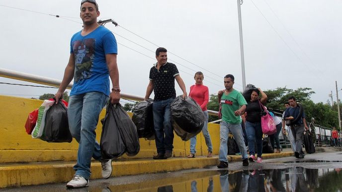 Venezuelané vyrazili přes hranici na nákupy do Kolumbie Venezuelané vyrazili přes hranici na nákupy do Kolumbie