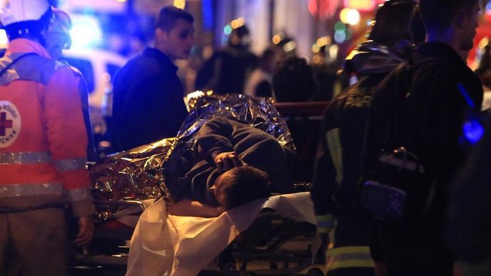 Teroristické útoky v Paříži: záchranáři zasahují před koncertní síní Bataclan Teroristické útoky v Paříži: záchranáři zasahují před koncertní síní Bataclan
