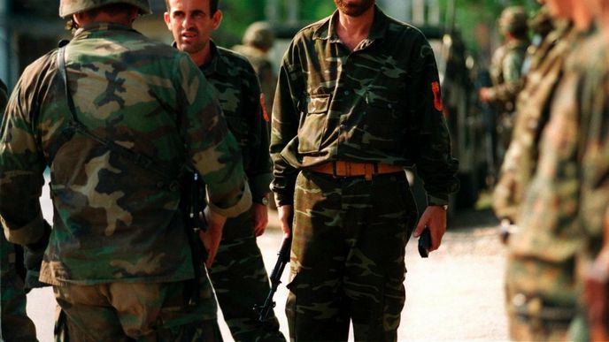 Příslušníci Kosovské osvobozenecké armády odevzdávají zbraně americkým vojákům Příslušníci Kosovské osvobozenecké armády odevzdávají zbraně americkým vojákům