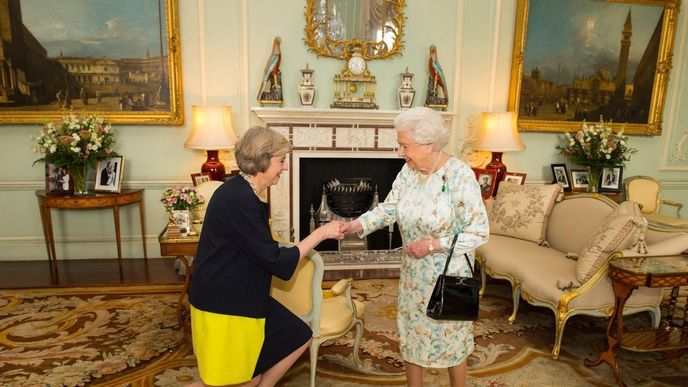 Britská královna Alžběta II. pověřila funkcí ministerské předsedkyně Theresu Mayovou Britská královna Alžběta II. pověřila funkcí ministerské předsedkyně Theresu Mayovou