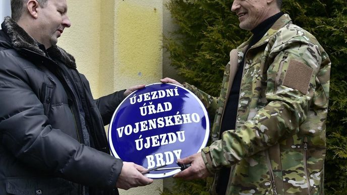Ministři Martin Stropnický a Richard Brabec při formálním předávání Vojenského újezdu Brdy Ministři Martin Stropnický a Richard Brabec při formálním předávání Vojenského újezdu Brdy