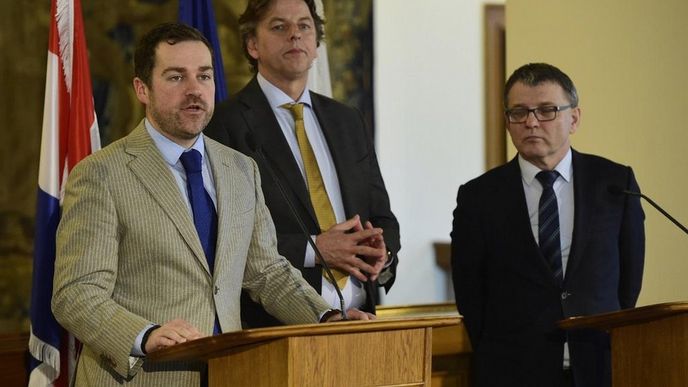 Zleva nizozemský ministr pro migraci Klaas Dijkhoff, nizozemský ministr zahraničních věcí Bert Koenders a jeho český protějšek Lubomír Zaorálek Zleva nizozemský ministr pro migraci Klaas Dijkhoff, nizozemský ministr zahraničních věcí Bert Koenders a jeho český protějšek Lubomír Zaorálek