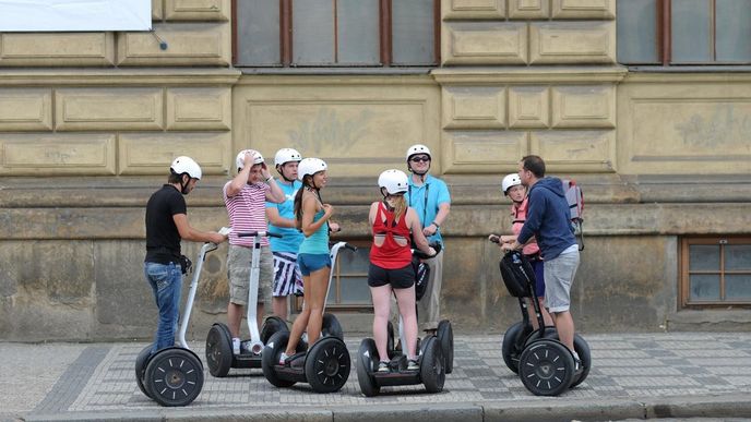 Turisté na segwayích v centru Prahy Turisté na segwayích v centru Prahy
