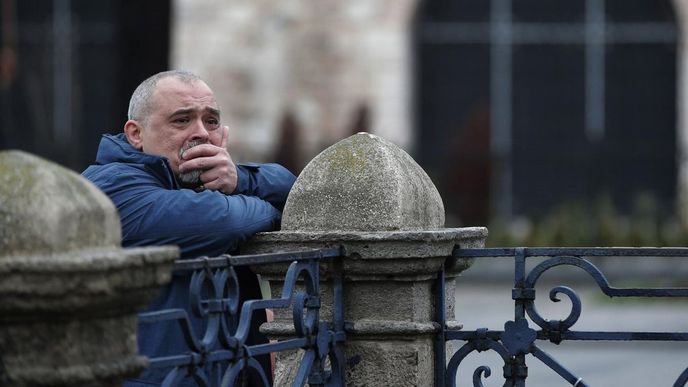 muž pláče při pohledu na místo výbuchu v Istanbulu muž pláče při pohledu na místo výbuchu v Istanbulu