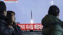 Start severokorejské rakety dlouhého doletu v jihokorejské televizi Start severokorejské rakety dlouhého doletu v jihokorejské televizi
