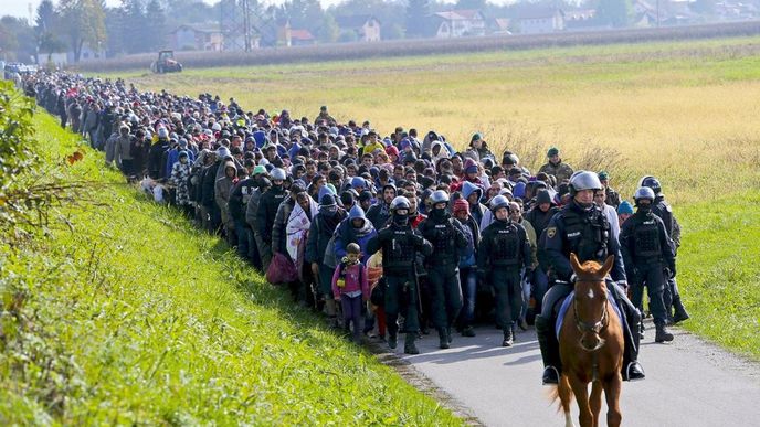 Slovinská policie kontroluje průchod imigrantů přes své území Slovinská policie kontroluje průchod imigrantů přes své území