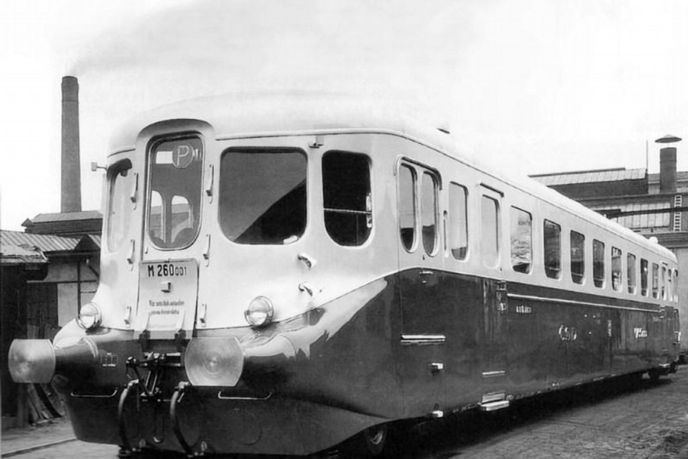 M 260.001, přezdívaný Stříbrný šíp (Archiv ČD) M 260.001, přezdívaný Stříbrný šíp (Archiv ČD)