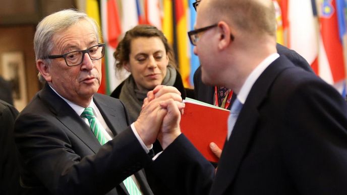 Premiér Bohuslav Sobotka a předseda Evropské komise Jean-Claude Juncker po summitu EU Premiér Bohuslav Sobotka a předseda Evropské komise Jean-Claude Juncker po summitu EU