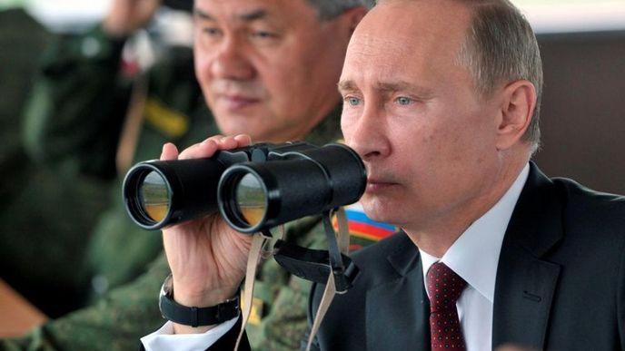 Ruský prezident Vladimir Putin (za ním ministr obrany Sergej Šojgu) nařídil provést náhlou komplexní prověrku bojové pohotovosti vojsk v západním a centrálním Rusku. Ruský prezident Vladimir Putin (za ním ministr obrany Sergej Šojgu) nařídil provést náhlou komplexní prověrku bojové pohotovosti vojsk v západním a centrálním Rusku.