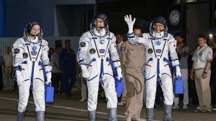 tři astronauti: Američanka Kathleen Rubinsová, Rus Anatolij Ivanišin a Japonec Oniši Takuja tři astronauti: Američanka Kathleen Rubinsová, Rus Anatolij Ivanišin a Japonec Oniši Takuja