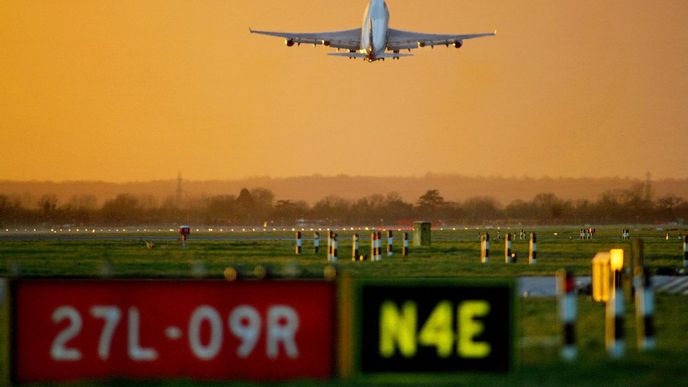 Start letadla z jedné ze dvou drah letiště Heathrow Start letadla z jedné ze dvou drah letiště Heathrow