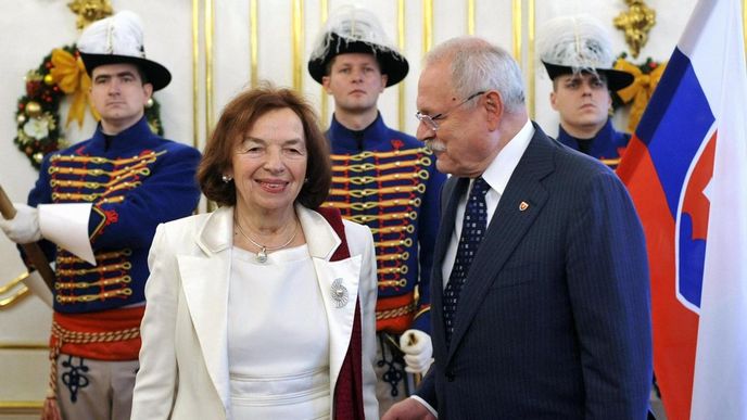 Livia Klausová při předávání pověřovací listiny slovenskému prezidentovi Ivanu Gašparovičovi Livia Klausová při předávání pověřovací listiny slovenskému prezidentovi Ivanu Gašparovičovi