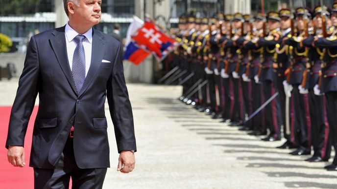 Nový slovenský prezident Andrej Kiska při přehlídce čestné stráže před Prezidentským palácem poté, co 15. června v Bratislavě složil přísahu a ujal se úřadu. Nový slovenský prezident Andrej Kiska při přehlídce čestné stráže před Prezidentským palácem poté, co 15. června v Bratislavě složil přísahu a ujal se úřadu.