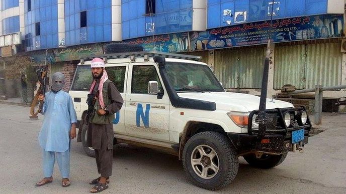 Bojovníci Talibanu u auta OSN ve městě Kunduz Bojovníci Talibanu u auta OSN ve městě Kunduz