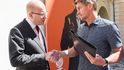 Petr Sýkora předává petici premiéru Sobotkovi Petr Sýkora předává petici premiéru Sobotkovi