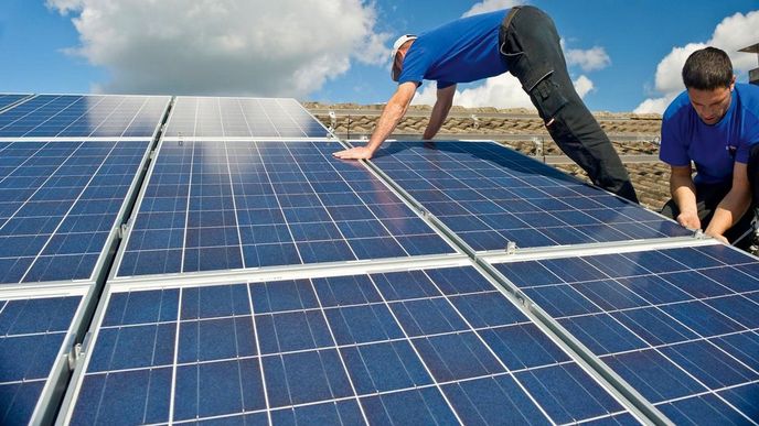 slibný byznys. Předpoklad rozvoje skladování energie z domácích solárních elektráren loni přílákal i investice ČEZ. Letos se má tento potenciál napnit. slibný byznys. Předpoklad rozvoje skladování energie z domácích solárních elektráren loni přílákal i investice ČEZ. Letos se má tento potenciál napnit.
