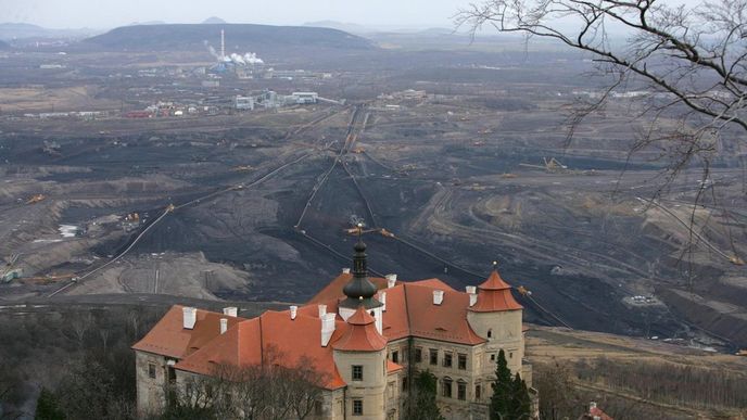 Zámek Jezerka, na pozadí důl ČSA Zámek Jezerka, na pozadí důl ČSA
