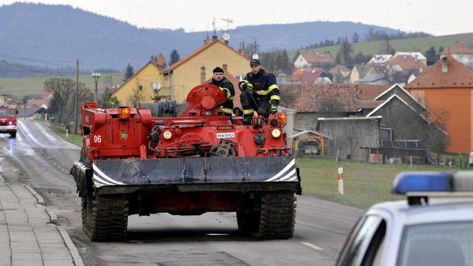Okolí Vrbětic na Zlínsku je i nadále pod dohledem policie (foto ze 4. 12. 2014) Okolí Vrbětic na Zlínsku je i nadále pod dohledem policie (foto ze 4. 12. 2014)