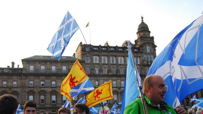 Skotští nacionalisté na náměstí5 George Square v Glasgow Skotští nacionalisté na náměstí5 George Square v Glasgow