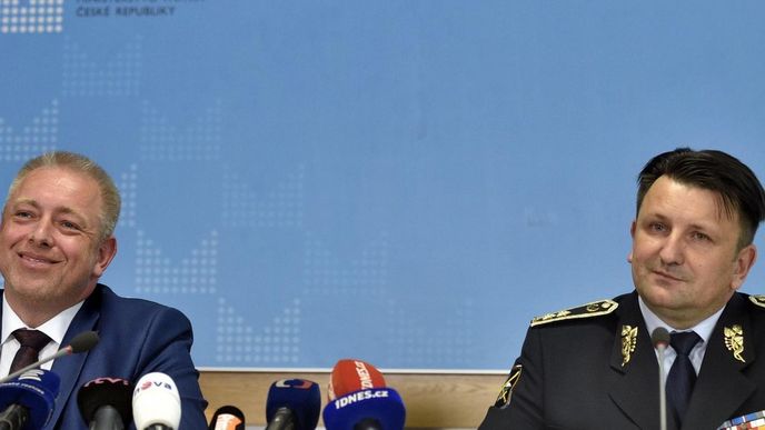 Ministr vnitra Milan Chovanec (vlevo) a policejní prezident Tomáš Tuhý oznamují reorganizaci policie Ministr vnitra Milan Chovanec (vlevo) a policejní prezident Tomáš Tuhý oznamují reorganizaci policie