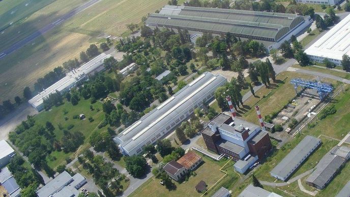 Letiště Vodochody spolu s přilehlou továrnou Aero Letiště Vodochody spolu s přilehlou továrnou Aero