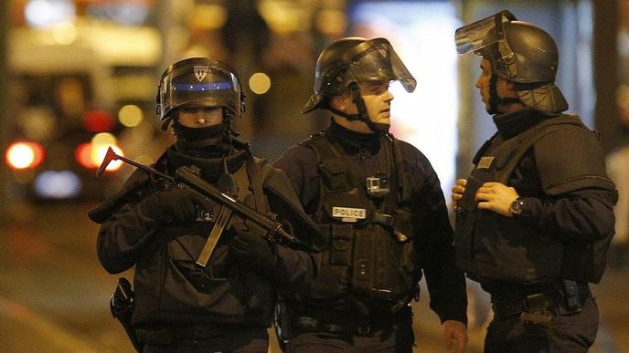 Policisté při zásahu v Saint-Denis Policisté při zásahu v Saint-Denis