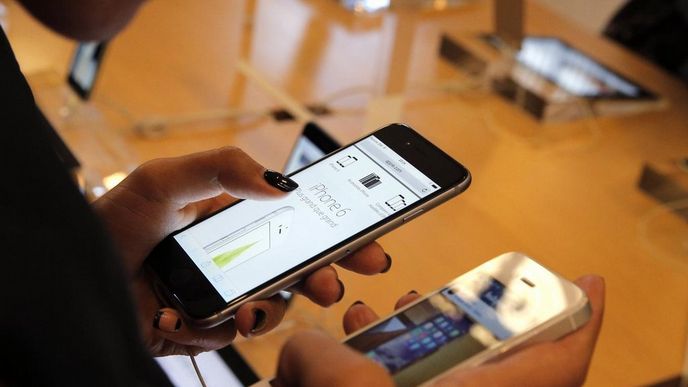 zákazník si prohlíží nový iPhone 6 zákazník si prohlíží nový iPhone 6