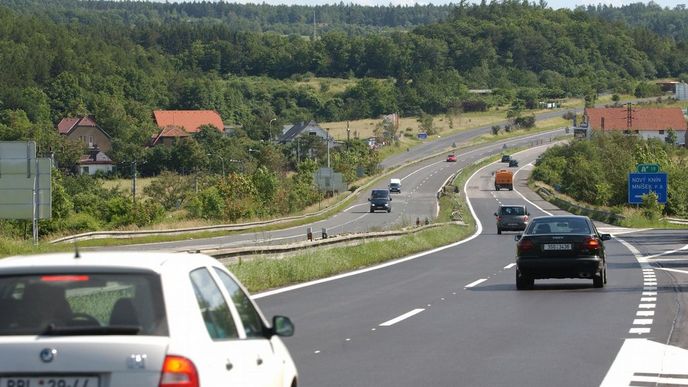 Rychlostní komunikace R4 z Prahy na Příbram. Rychlostní komunikace R4 z Prahy na Příbram.