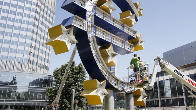 Renovace symbolu eurozóny před sídlem ECB ve Frankfurtu Renovace symbolu eurozóny před sídlem ECB ve Frankfurtu