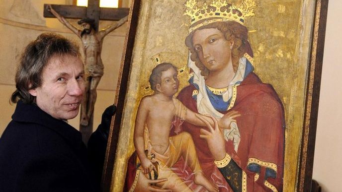 Farář ve Veverské Bítýšce Marek Hlávka ukázal 21. prosince novinářům interiér veřejnosti nepřístupného kostelíku Nanebevzetí Panny Marie u hradu Veveří na Brněnsku, kde do roku 1938 visel obraz Madony z Veveří. O navrácení cenného obrazu z druhé poloviny 14. století nyní v rámci církevních restitucí požádala Římskokatolická farnost Veverská Bítýška. Originál obrazu je v současnosti vystaven v Národní galerii v Praze. Na snímku je Hlávka s technologickou rekonstrukcí obrazu od Vladimíra Terše z roku 1950. Farář ve Veverské Bítýšce Marek Hlávka ukázal 21. prosince novinářům interiér veřejnosti nepřístupného kostelíku Nanebevzetí Panny Marie u hradu Veveří na Brněnsku, kde do roku 1938 visel obraz Madony z Veveří. O navrácení cenného obrazu z druhé poloviny 14. století nyní v rámci církevních restitucí požádala Římskokatolická farnost Veverská Bítýška. Originál obrazu je v současnosti vystaven v Národní galerii v Praze. Na snímku je Hlávka s technologickou rekonstrukcí obrazu od Vladimíra Terše z roku 1950.