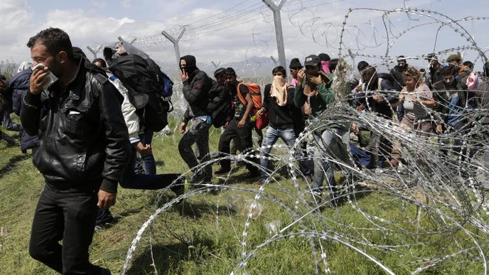 Makedonská policie použila slzný plyn proti stovkám migrantů u tábora Idomeni Makedonská policie použila slzný plyn proti stovkám migrantů u tábora Idomeni
