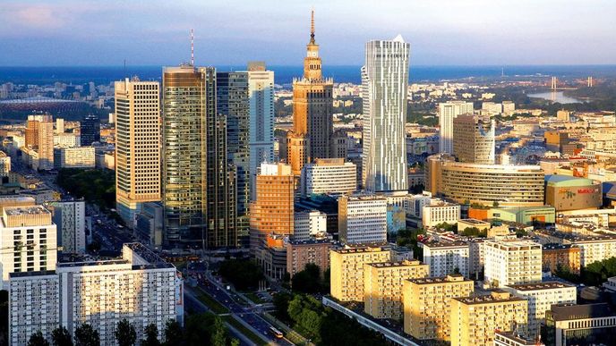 LEVNÁ VARŠAVA . Varšava díky své burze patří mezi investiční centra střední Evropy, ve městě proto rostou nové výškové budovy. Na mzdách investičních bankéřů se ale úspěch města projevuje jen částečně. Vydělávají si totiž jen třetinu toho, na co si přijdou investiční bankéři v Londýně či Paříži. LEVNÁ VARŠAVA . Varšava díky své burze patří mezi investiční centra střední Evropy, ve městě proto rostou nové výškové budovy. Na mzdách investičních bankéřů se ale úspěch města projevuje jen částečně. Vydělávají si totiž jen třetinu toho, na co si přijdou investiční bankéři v Londýně či Paříži.