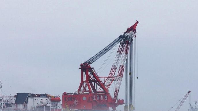 loď, která má vyzvednout potopený trajekt Sewol z mořského dna loď, která má vyzvednout potopený trajekt Sewol z mořského dna