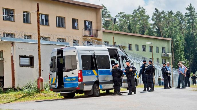Děti běženců v Bělé nechápou, proč by měly pobývat
za žiletkovým plotem s policejním dozorem Děti běženců v Bělé nechápou, proč by měly pobývat
za žiletkovým plotem s policejním dozorem