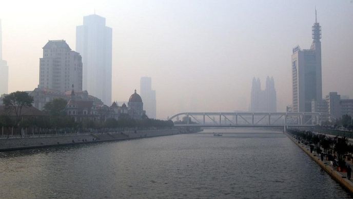 Čínská města trápí dlouhodobé potíže se smogem - na snímku Tchien-ťin Čínská města trápí dlouhodobé potíže se smogem - na snímku Tchien-ťin