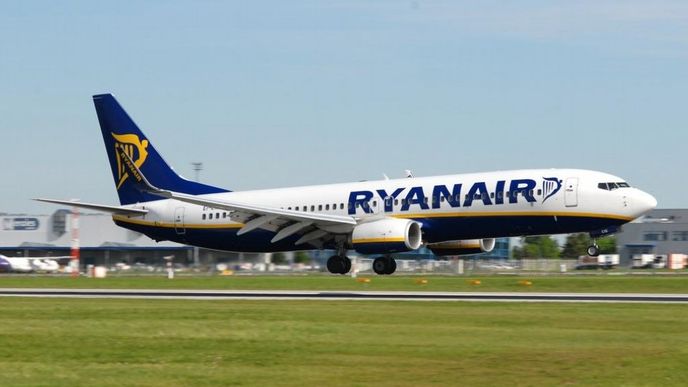 Letadlo společnosti Ryanair přistává na pražském letišti Letadlo společnosti Ryanair přistává na pražském letišti