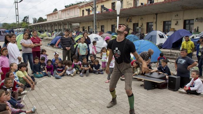 Srovnání situace v uprchlickém táboře Idomeni 26. května a 29. května po jeho vyklizení Srovnání situace v uprchlickém táboře Idomeni 26. května a 29. května po jeho vyklizení