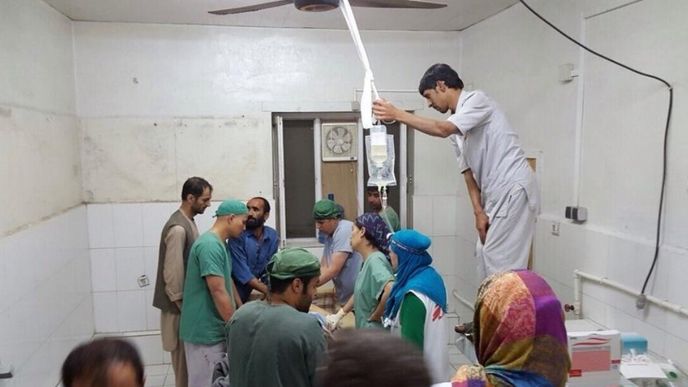 Nemocnice Lékařů bez hranic v afghánském Kunduzu - ošetřování zraněných po náletů Nemocnice Lékařů bez hranic v afghánském Kunduzu - ošetřování zraněných po náletů