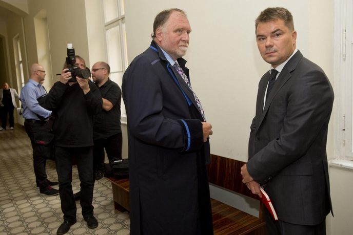 Lobbista Marek Dalík u pražského městského soudu s advokátem Tomášem Sokolem Lobbista Marek Dalík u pražského městského soudu s advokátem Tomášem Sokolem