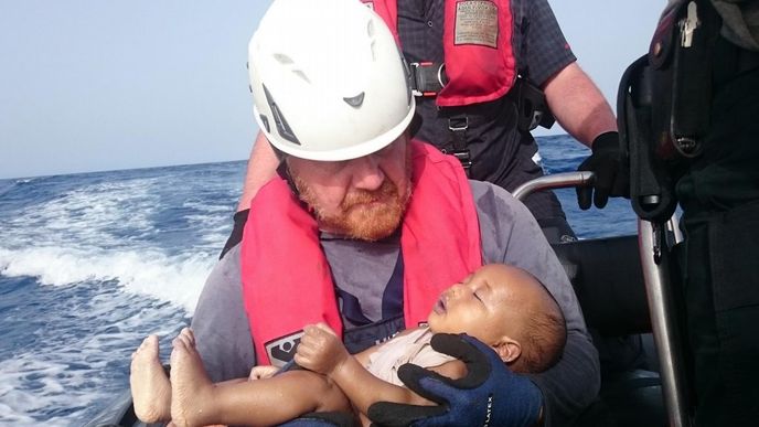 Člen humanitární organizace Sea-Watch drží v ruce utonulé dítě Člen humanitární organizace Sea-Watch drží v ruce utonulé dítě