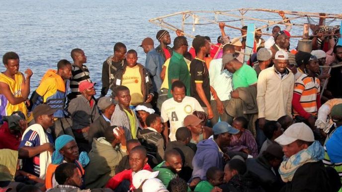 Imigranti při plavbě přes Středozemní moře Imigranti při plavbě přes Středozemní moře