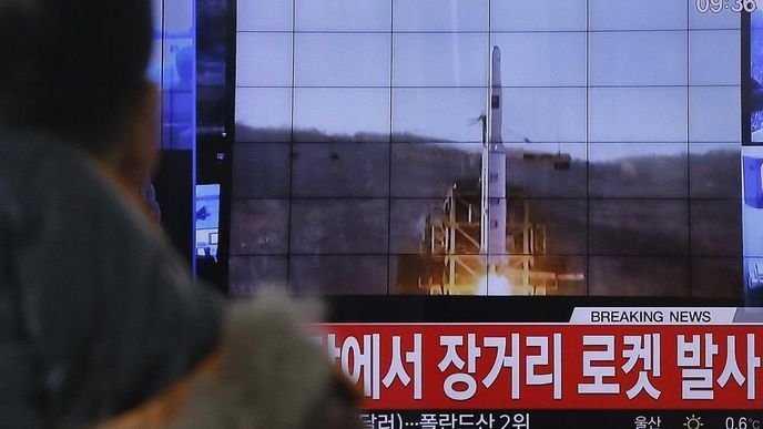 Start severokorejské rakety dlouhého doletu v jihokorejské televizi Start severokorejské rakety dlouhého doletu v jihokorejské televizi