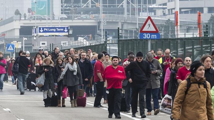 Poničený terminál bruselského letiště Poničený terminál bruselského letiště