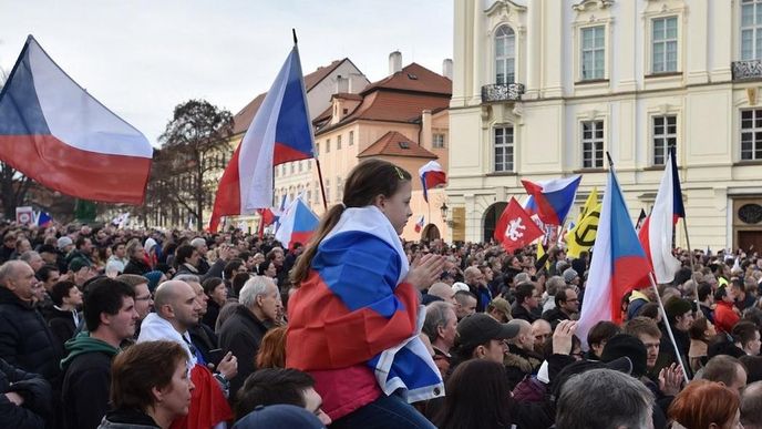 Na Hradčanském náměstí v Praze se uskutečnila demonstrace Hrozba islamizace ČR pořádaná Blokem proti islámu a hnutím Úsvit. Na Hradčanském náměstí v Praze se uskutečnila demonstrace Hrozba islamizace ČR pořádaná Blokem proti islámu a hnutím Úsvit.